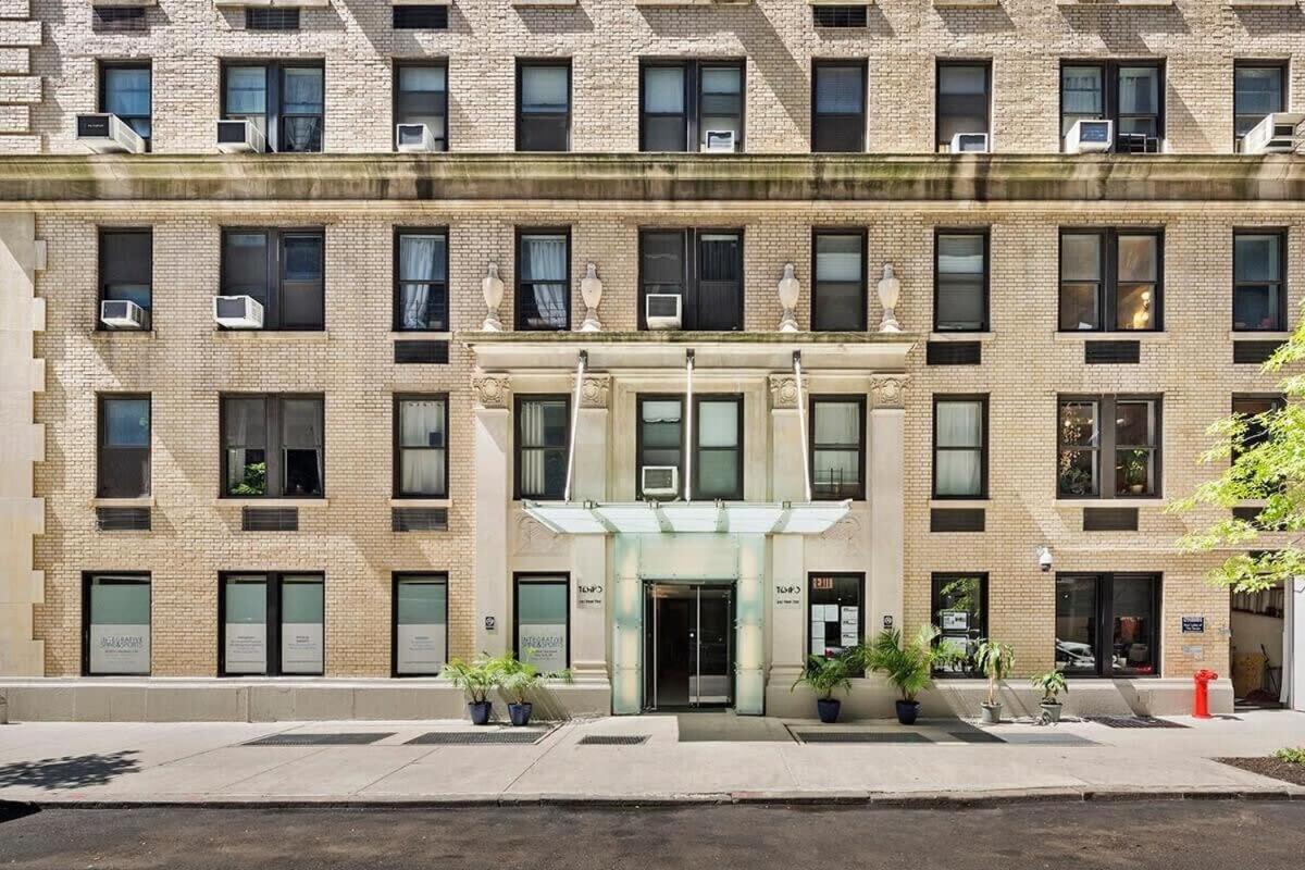 73-318 New Studio Uws Doorman Gym New York Exterior photo